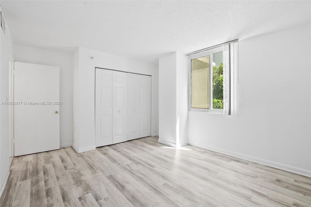 For Sale: $325,000 (1 beds, 1 baths, 689 Square Feet)