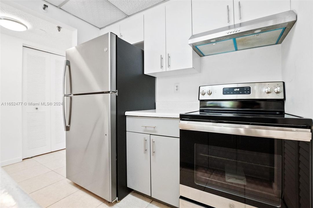 For Sale: $325,000 (1 beds, 1 baths, 689 Square Feet)