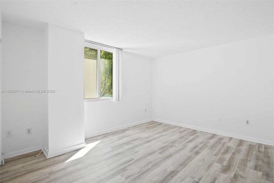 For Sale: $325,000 (1 beds, 1 baths, 689 Square Feet)