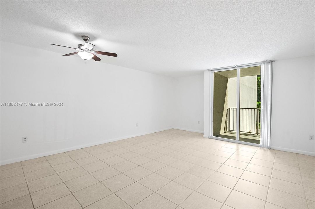 For Sale: $325,000 (1 beds, 1 baths, 689 Square Feet)