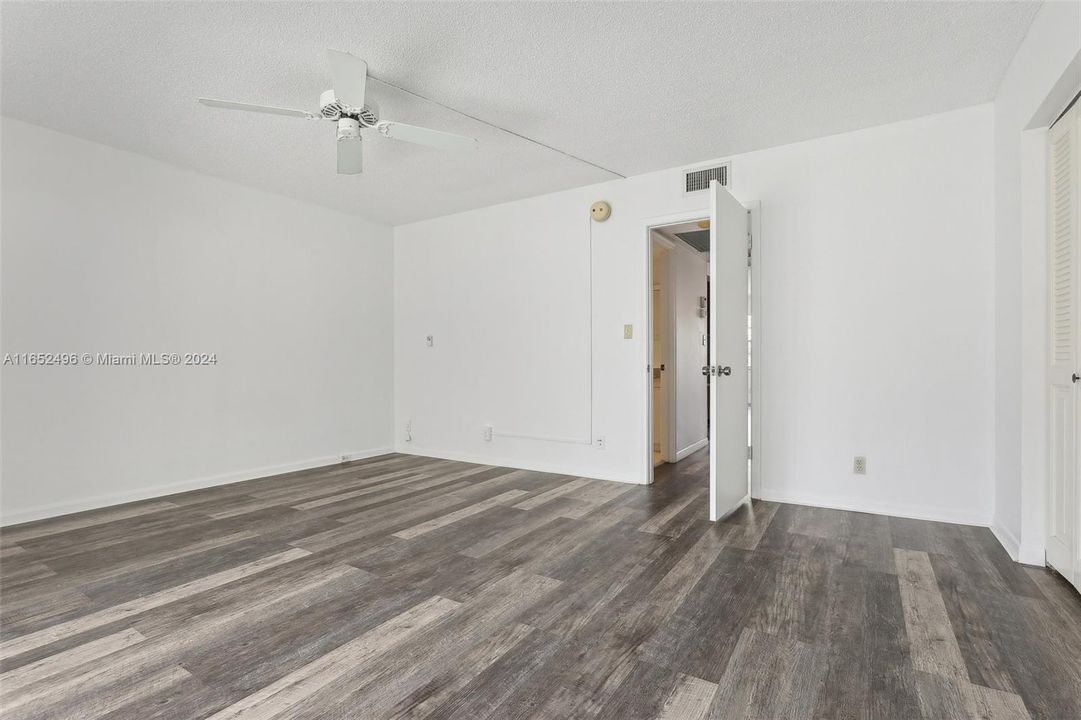 For Sale: $120,000 (1 beds, 1 baths, 742 Square Feet)