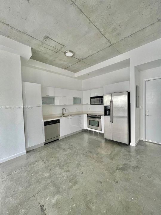 Active With Contract: $2,250 (1 beds, 1 baths, 662 Square Feet)