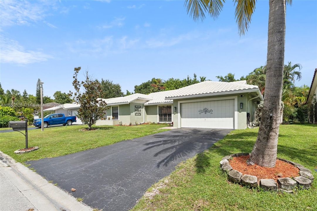 For Sale: $639,900 (3 beds, 2 baths, 1814 Square Feet)