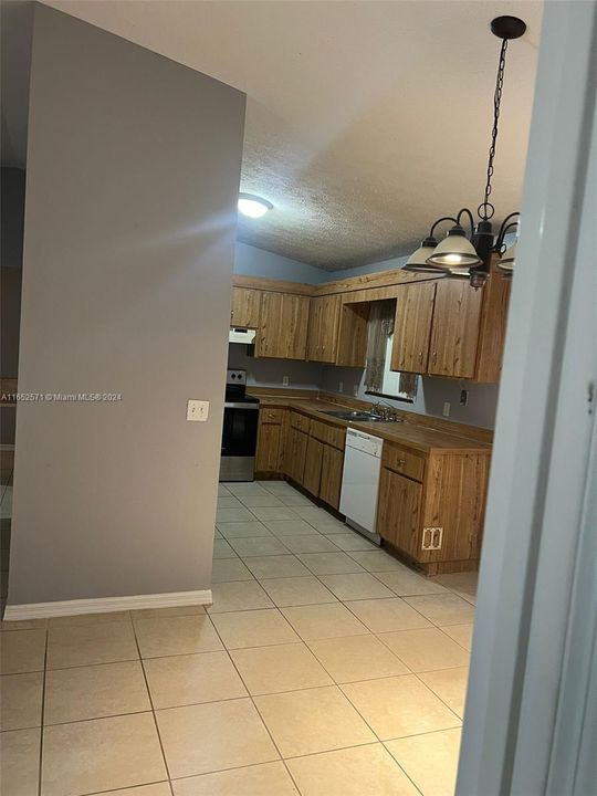 For Rent: $2,200 (3 beds, 2 baths, 1158 Square Feet)