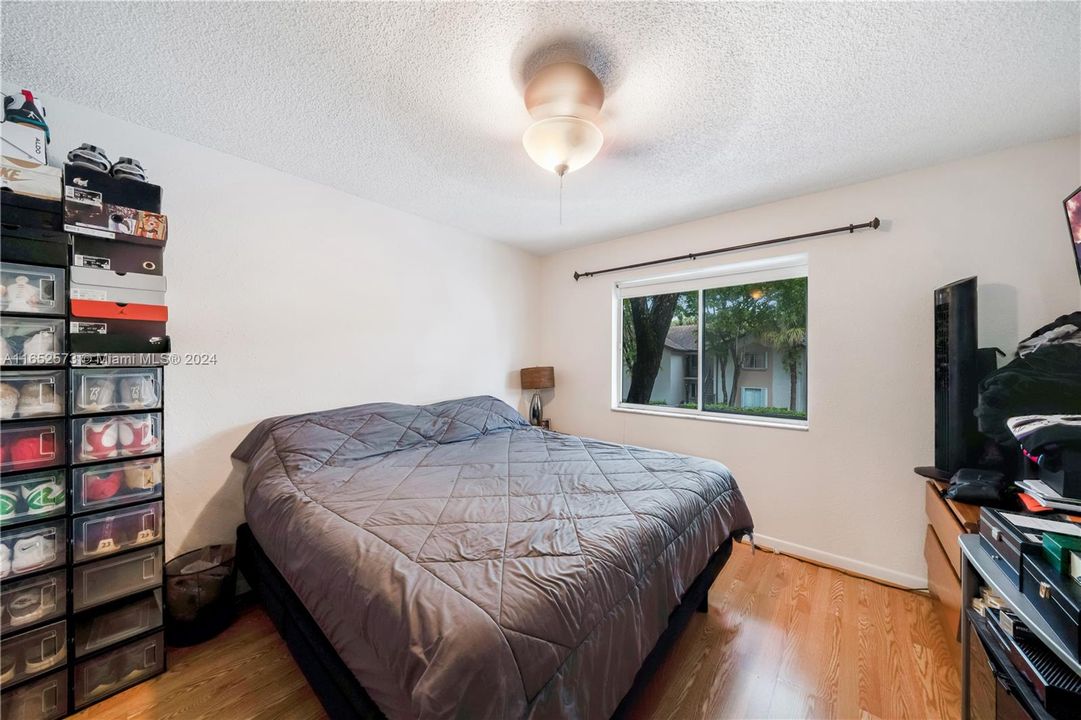 Active With Contract: $250,000 (1 beds, 1 baths, 862 Square Feet)