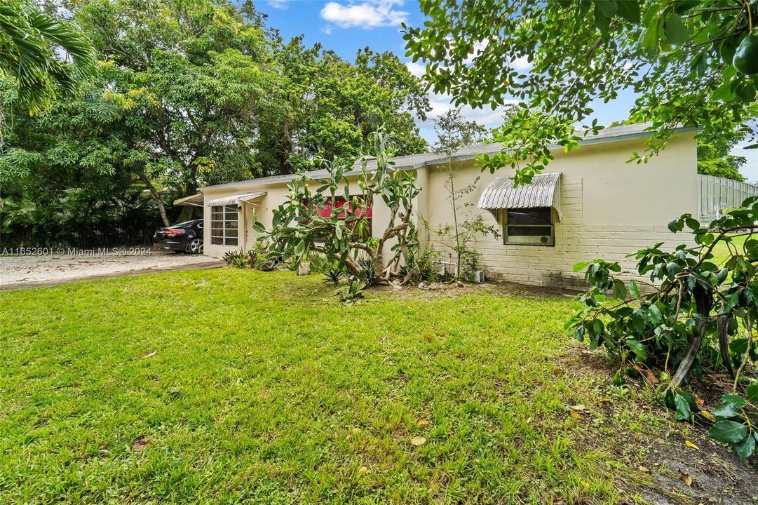 Active With Contract: $375,000 (3 beds, 2 baths, 962 Square Feet)