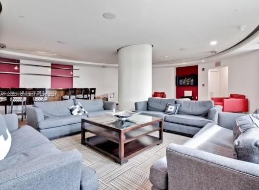 Recently Rented: $2,600 (1 beds, 1 baths, 657 Square Feet)