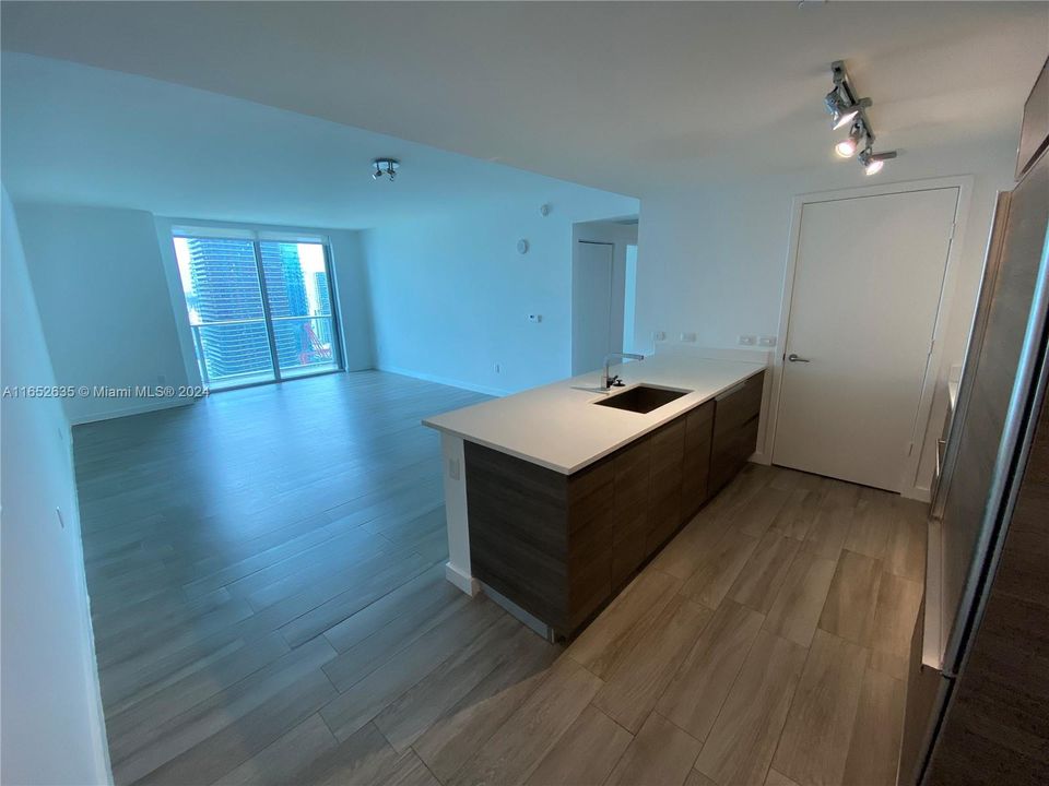 Active With Contract: $3,500 (1 beds, 1 baths, 812 Square Feet)