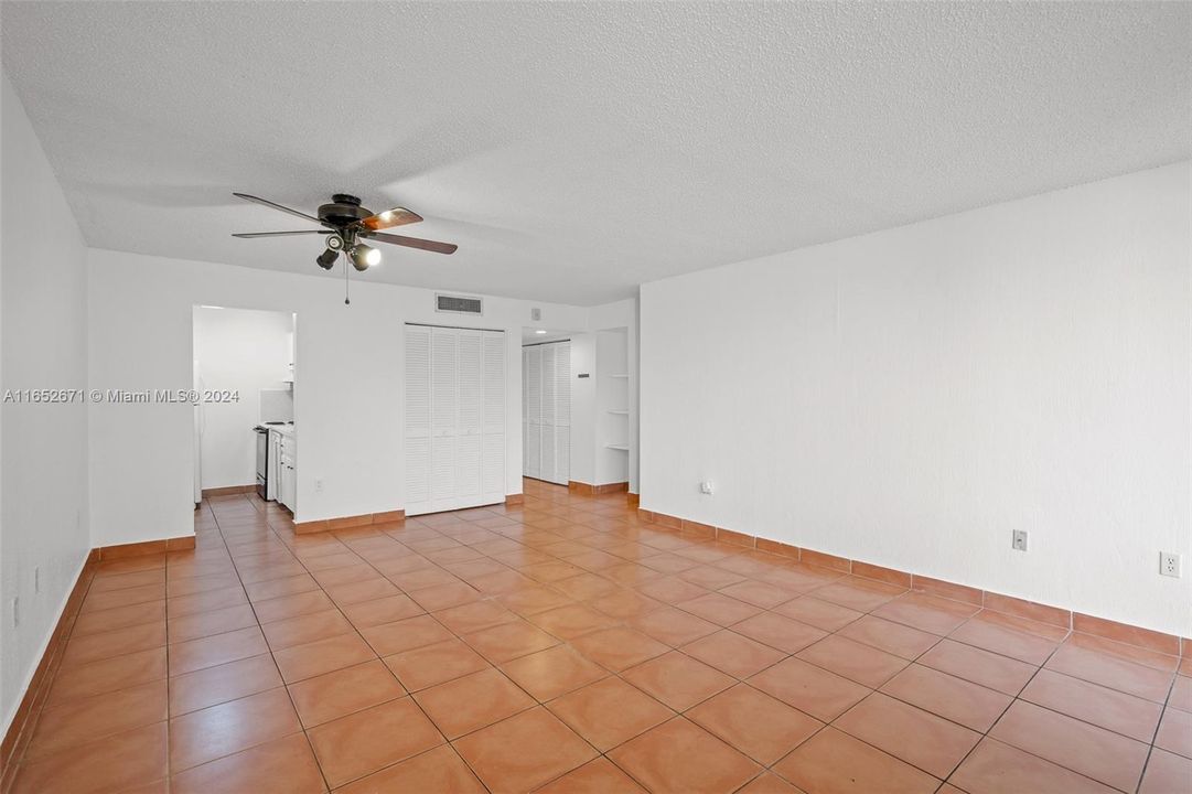 For Sale: $239,000 (1 beds, 1 baths, 725 Square Feet)