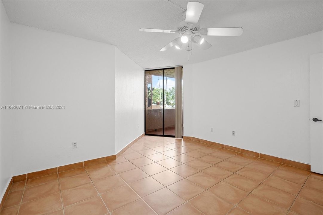 Active With Contract: $229,000 (1 beds, 1 baths, 725 Square Feet)