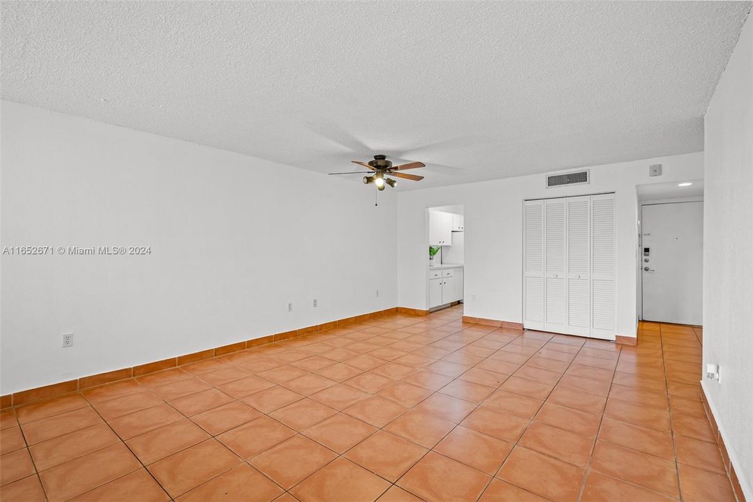 For Sale: $239,000 (1 beds, 1 baths, 725 Square Feet)