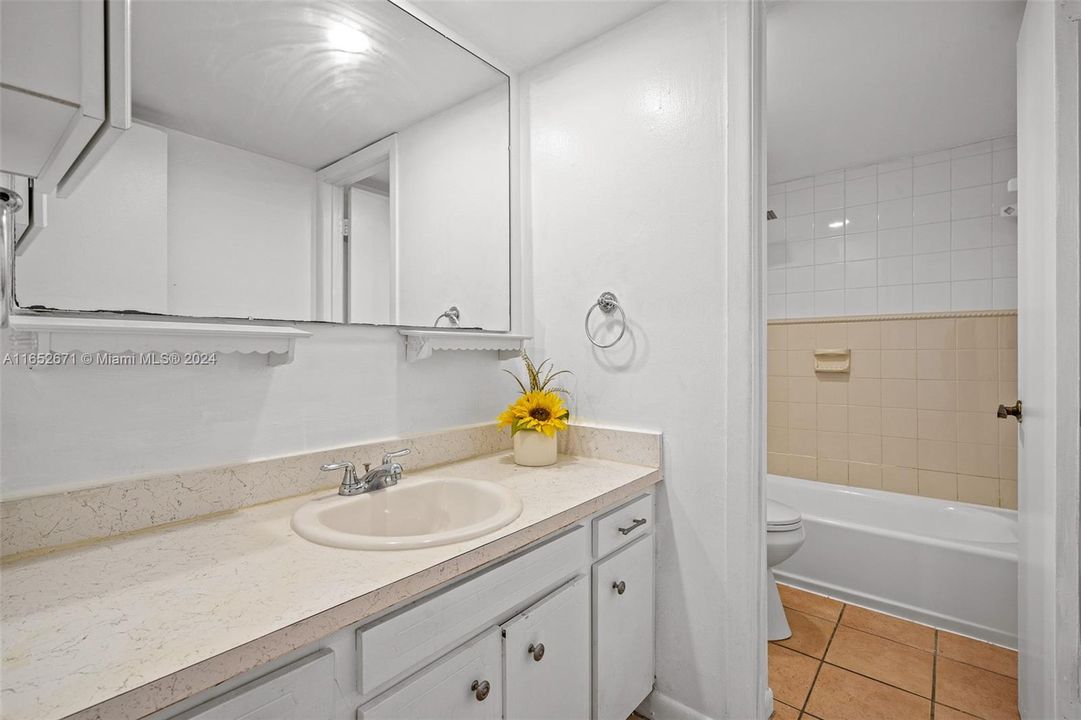 Active With Contract: $229,000 (1 beds, 1 baths, 725 Square Feet)