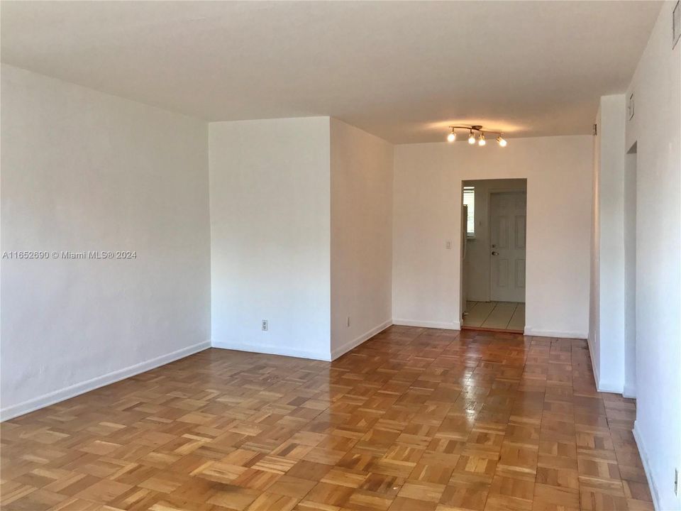 For Rent: $2,150 (1 beds, 1 baths, 710 Square Feet)