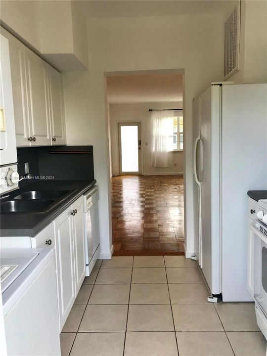 For Rent: $2,150 (1 beds, 1 baths, 710 Square Feet)