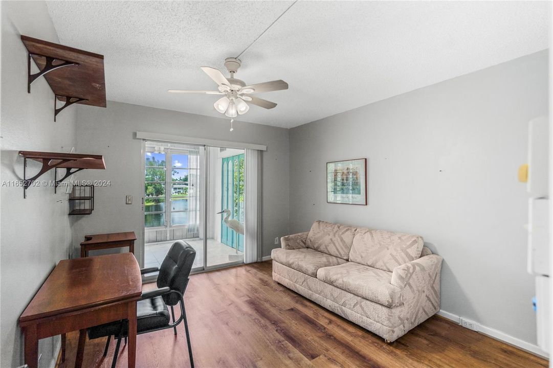 Active With Contract: $120,000 (2 beds, 2 baths, 983 Square Feet)