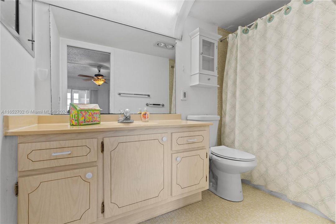 Active With Contract: $120,000 (2 beds, 2 baths, 983 Square Feet)