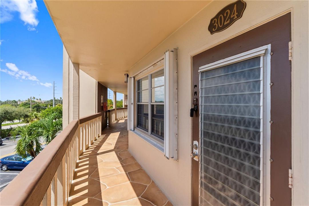 Active With Contract: $120,000 (2 beds, 2 baths, 983 Square Feet)