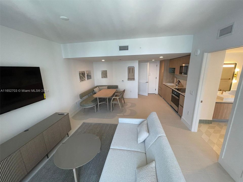 For Sale: $829,900 (1 beds, 1 baths, 670 Square Feet)