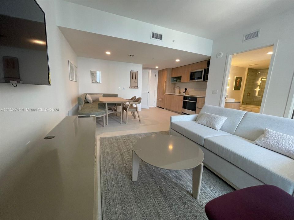 For Sale: $829,900 (1 beds, 1 baths, 670 Square Feet)