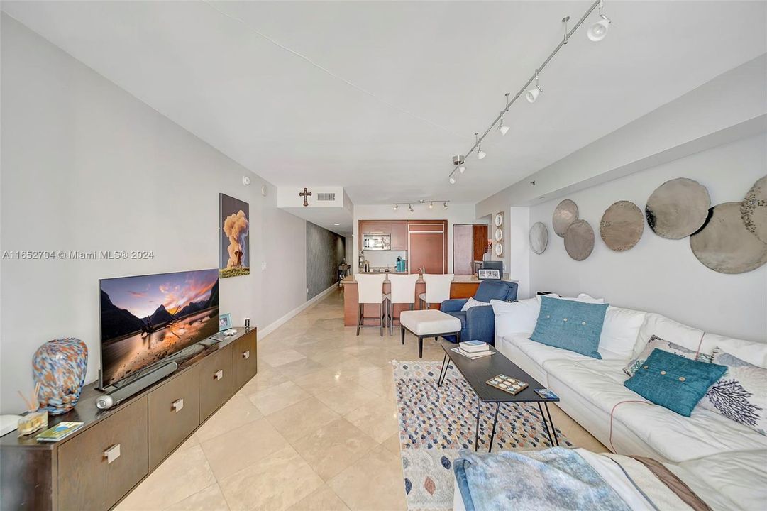 For Sale: $679,900 (1 beds, 1 baths, 844 Square Feet)