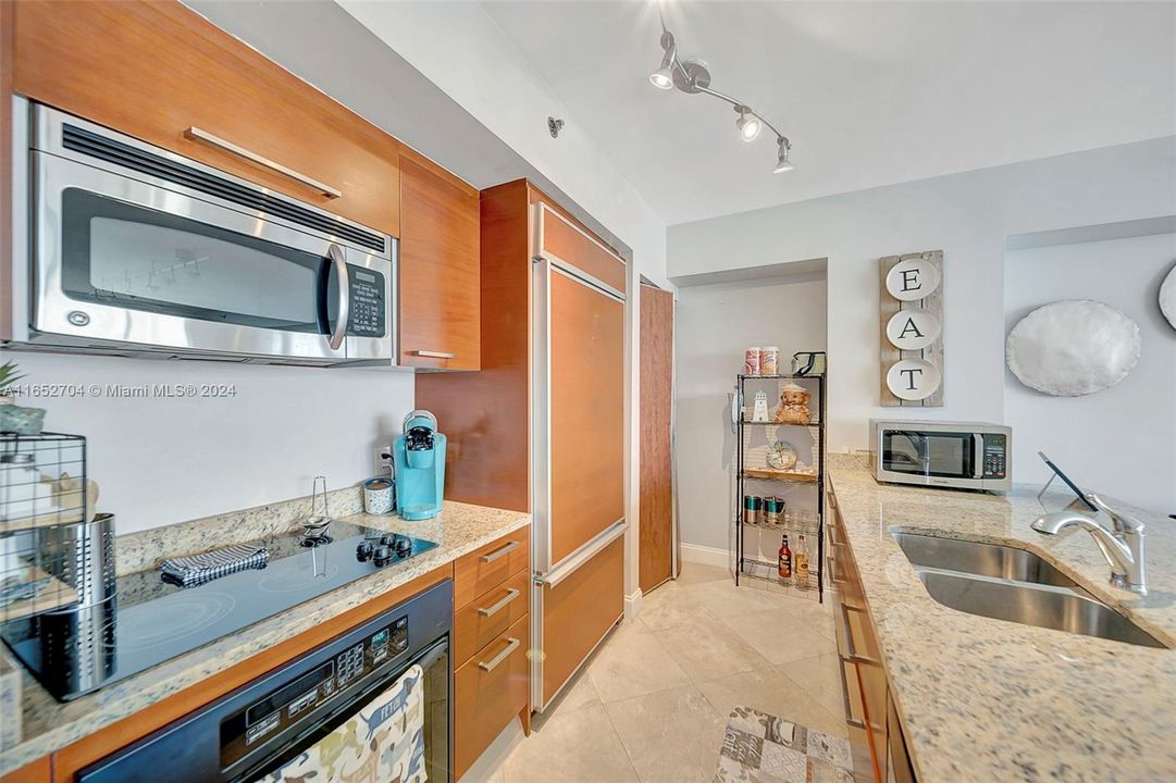 For Sale: $679,900 (1 beds, 1 baths, 844 Square Feet)