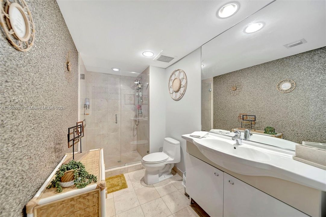 For Sale: $679,900 (1 beds, 1 baths, 844 Square Feet)