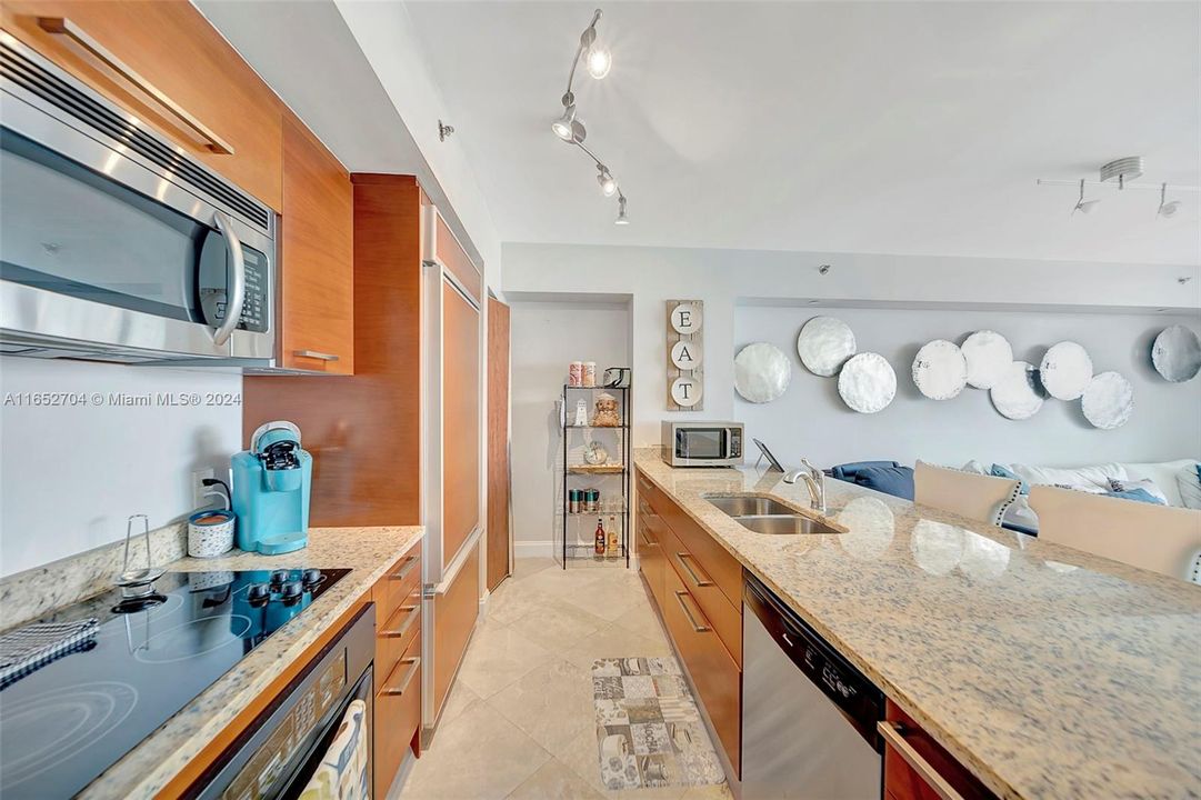 For Sale: $679,900 (1 beds, 1 baths, 844 Square Feet)