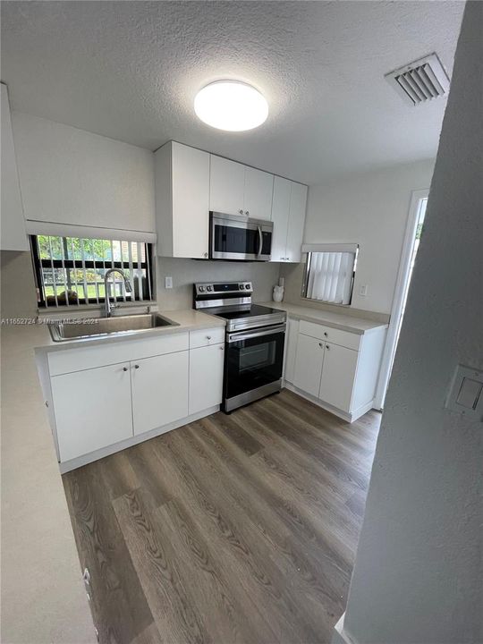 Active With Contract: $2,800 (2 beds, 1 baths, 1200 Square Feet)