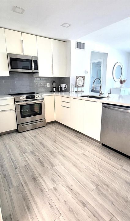 For Sale: $249,900 (1 beds, 2 baths, 783 Square Feet)