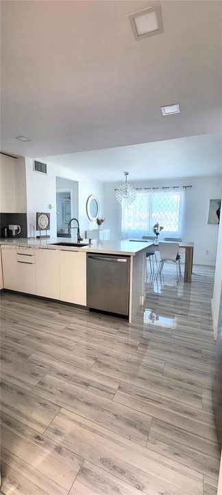 Active With Contract: $249,900 (1 beds, 2 baths, 783 Square Feet)