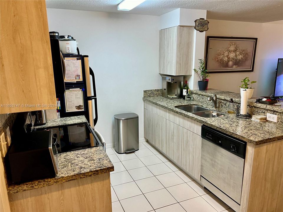 For Rent: $2,650 (2 beds, 1 baths, 1005 Square Feet)