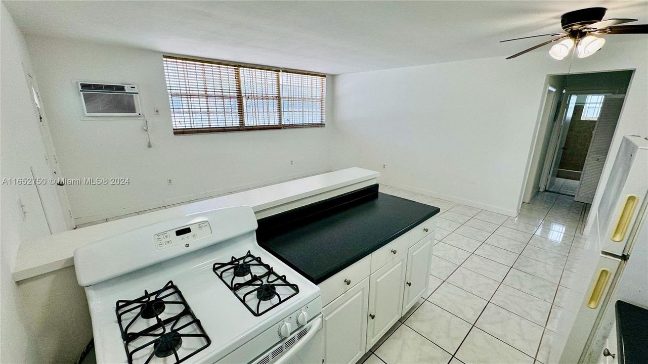 For Sale: $385,000 (1 beds, 1 baths, 646 Square Feet)