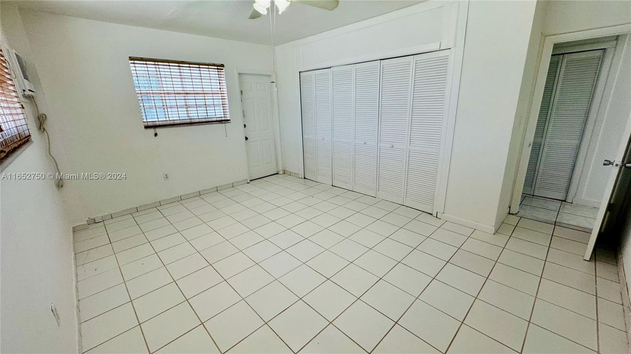 For Sale: $385,000 (1 beds, 1 baths, 646 Square Feet)