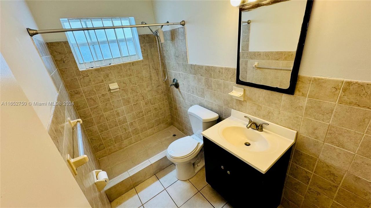 For Sale: $385,000 (1 beds, 1 baths, 646 Square Feet)