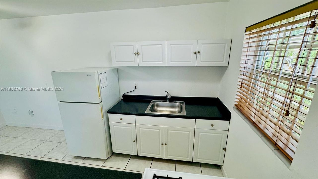 For Sale: $385,000 (1 beds, 1 baths, 646 Square Feet)