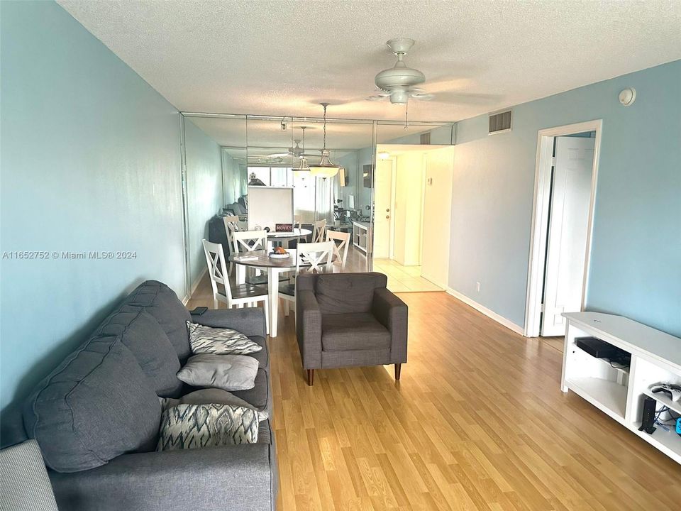 For Sale: $120,000 (1 beds, 1 baths, 724 Square Feet)