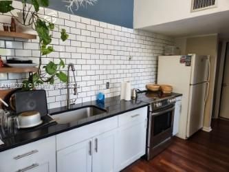 Active With Contract: $1,950 (1 beds, 1 baths, 526 Square Feet)