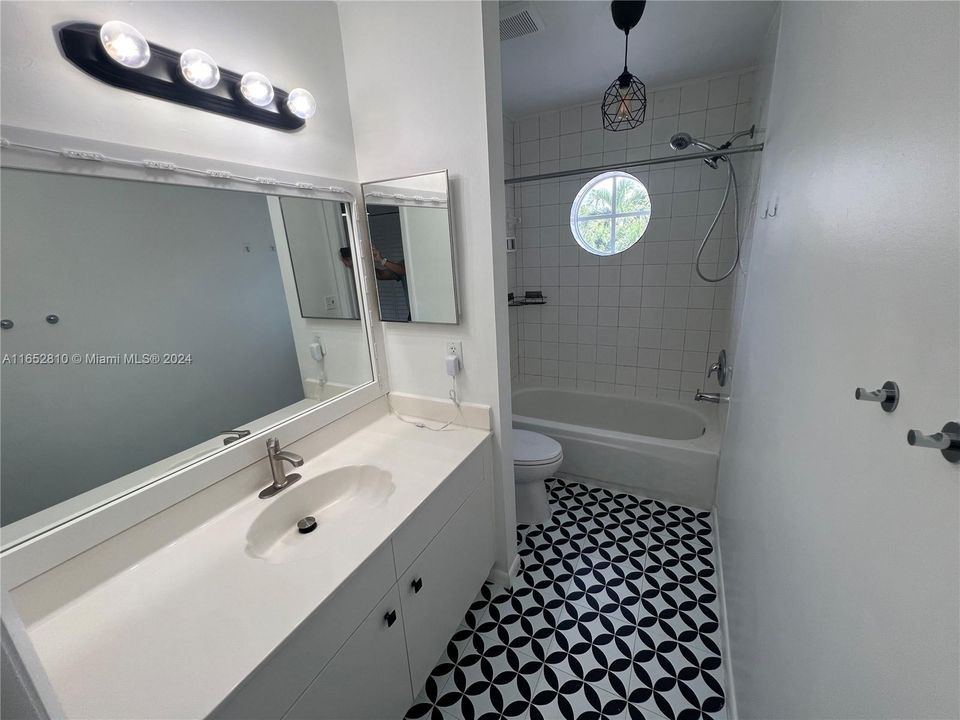 Active With Contract: $2,600 (2 beds, 2 baths, 1322 Square Feet)