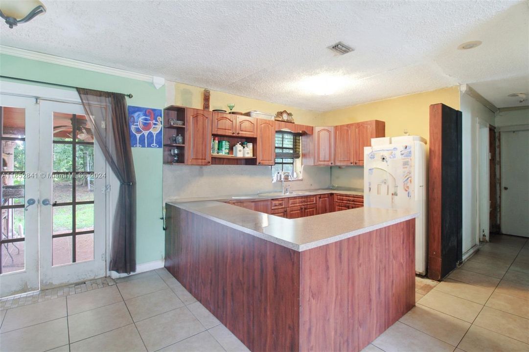 For Sale: $650,000 (3 beds, 1 baths, 1335 Square Feet)