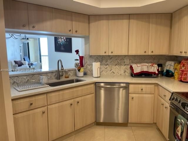 For Rent: $4,600 (2 beds, 2 baths, 1228 Square Feet)