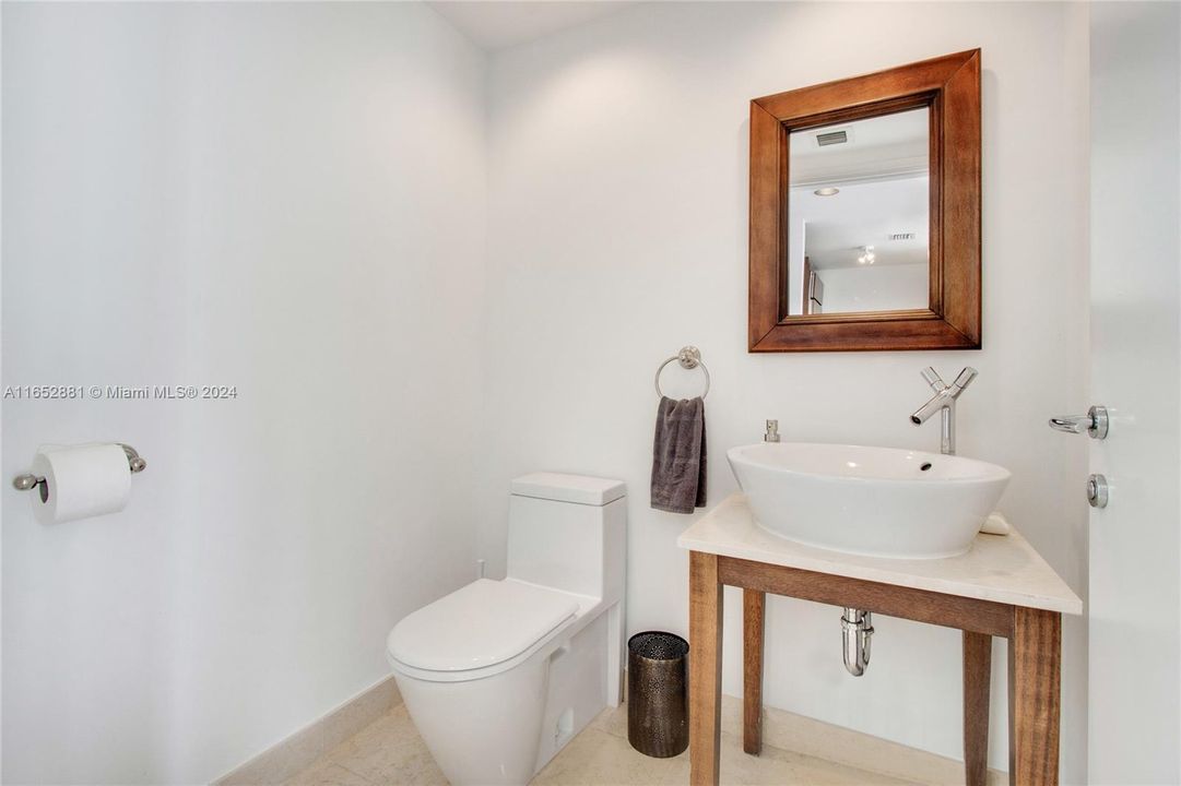 For Sale: $770,000 (1 beds, 1 baths, 851 Square Feet)