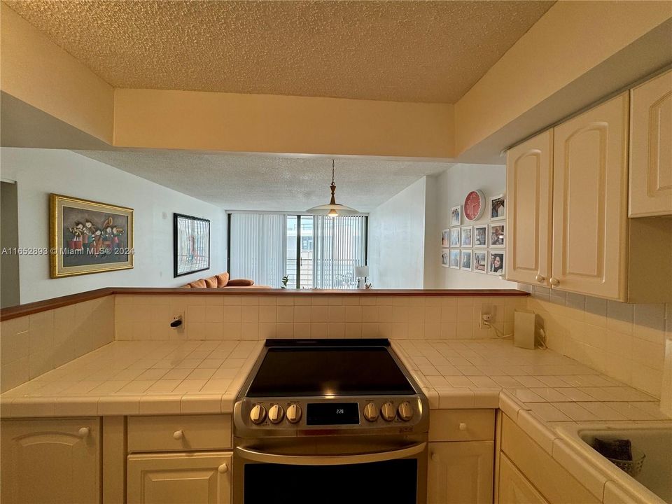 For Sale: $230,000 (1 beds, 1 baths, 717 Square Feet)