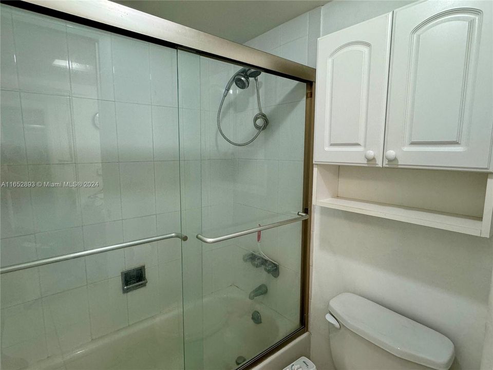 For Sale: $230,000 (1 beds, 1 baths, 717 Square Feet)