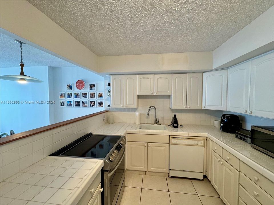 For Sale: $230,000 (1 beds, 1 baths, 717 Square Feet)