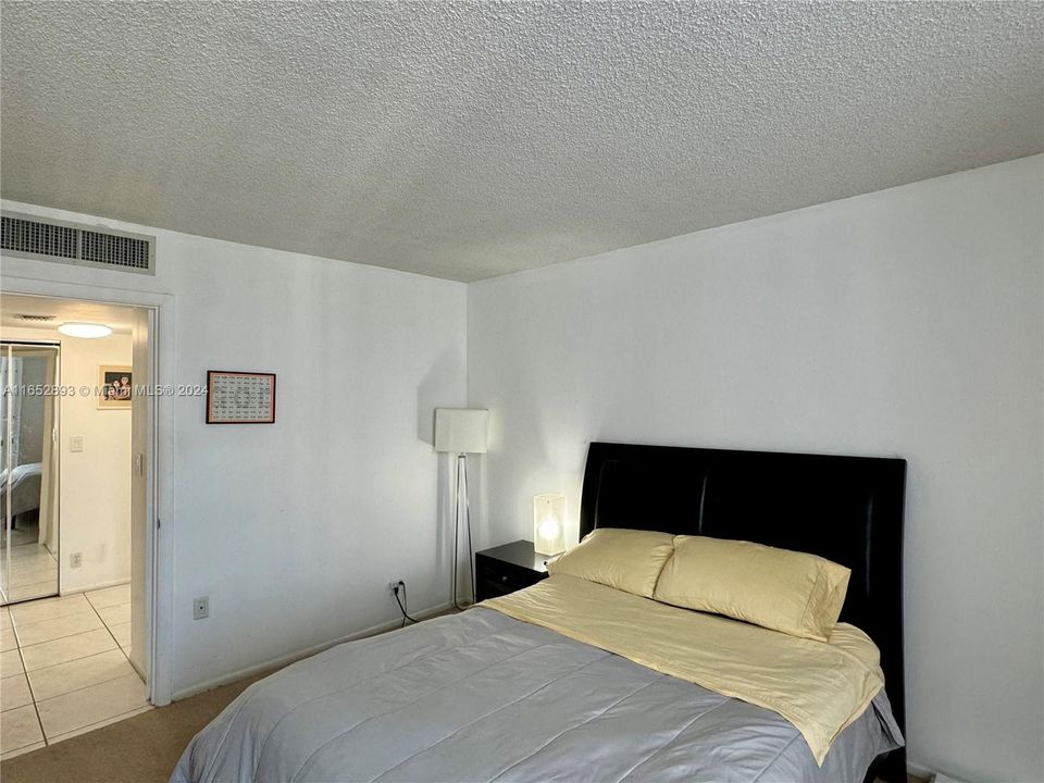 For Sale: $230,000 (1 beds, 1 baths, 717 Square Feet)