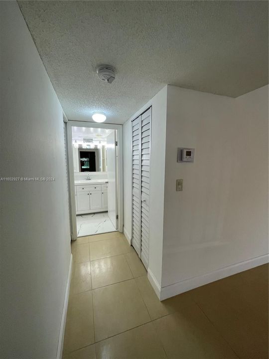 Active With Contract: $1,900 (1 beds, 1 baths, 833 Square Feet)