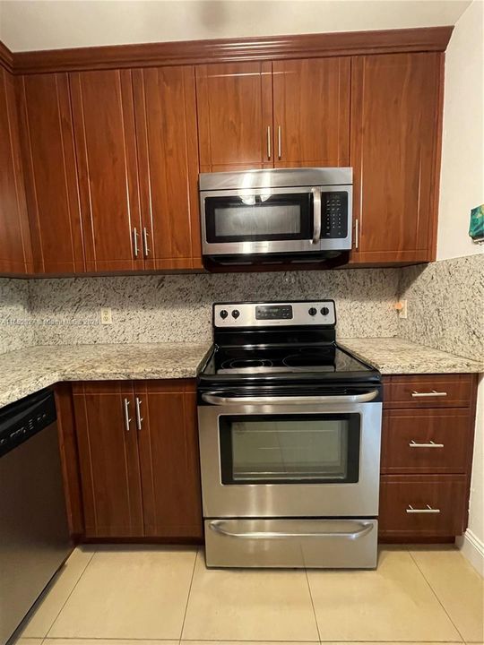 Active With Contract: $1,900 (1 beds, 1 baths, 833 Square Feet)