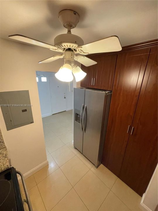 Active With Contract: $1,900 (1 beds, 1 baths, 833 Square Feet)