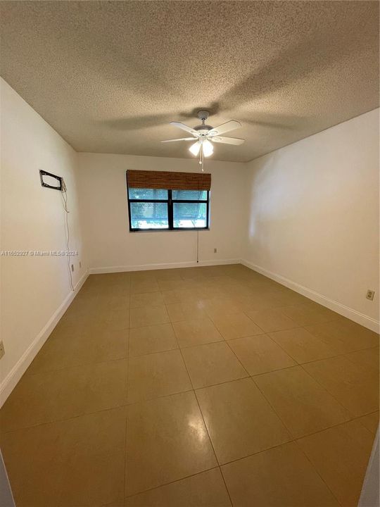 Active With Contract: $1,900 (1 beds, 1 baths, 833 Square Feet)