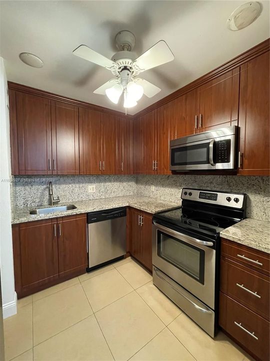 Active With Contract: $1,900 (1 beds, 1 baths, 833 Square Feet)